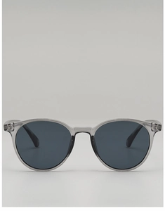 Detailansicht der grauen quadratischen Sonnenbrille mit Metallscharnier und dunklen Gläsern