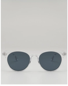 Detail der quadratischen Vintage-Sonnenbrille mit klarem Rahmen und grauen Gläsern