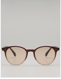 Makroaufnahme der Retro-Sonnenbrille mit Farbverlauf, Metallnieten und getönten Gläsern