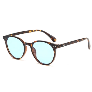Retro-Sonnenbrille mit quadratischem Schildpatt-Rahmen und hellblauen Gläsern