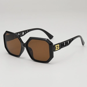 Chic black oversized geometric sunglasses with vintage brown gradient lenses and B logo