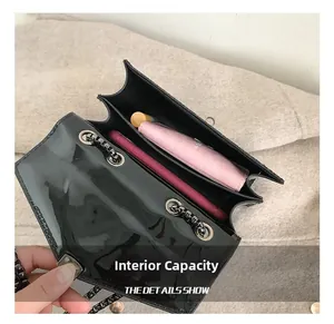 Vue détaillée du sac à chaîne en cuir verni noir montrant la capacité de stockage interne