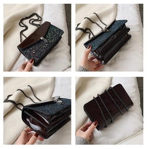 Détails du sac bandoulière en cuir verni marron avec rabat pailleté et chaîne noire