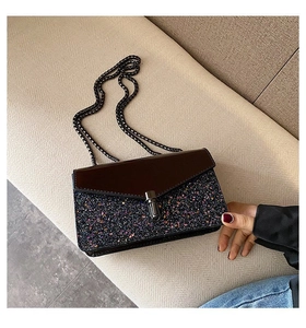 Détail de sequins colorés et fermoir rotatif métallique vintage sur le sac à chaîne