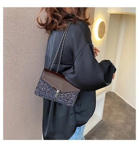 Gros plan d'un sac à bandoulière avec paillettes et une chaîne métallique élégante