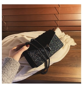 Détail du mini sac à paillettes avec rabat noir et boucle métallique rectangulaire