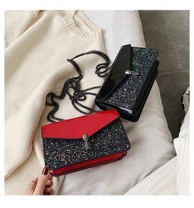 Détail de sacs à chaîne rouges et noirs avec des paillettes et des fermoirs argentés