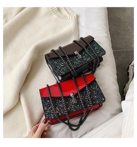 Détail de sacs à chaîne en patchwork de paillettes rouge et marron à fermoirs rotatifs