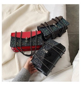 Vue détaillée des sacs à chaîne tendance en rouge, marron et noir avec paillettes