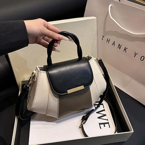 Minimalist color-block handbag with cylindrical handle and detachable strap in a gift box