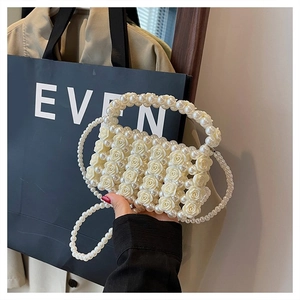 Detail der handgefertigten Perlenhandtasche mit 3D-Rosen und Perlen-Schultergurt