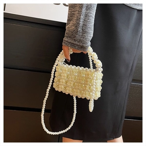 Exquisite Handtasche mit Perlen und Rosenblüten sowie Kettengurt für Abendveranstaltungen