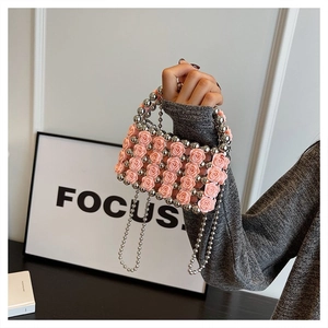 Detail der Handtasche mit rosa 3D-Rose und Silberperlen mit dünner Kette
