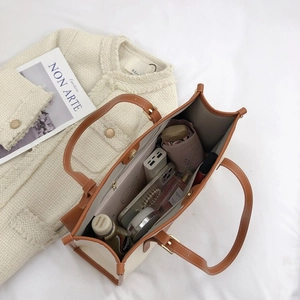 Vue de dessus du sac cabas spacieux montrant sa capacité pour cosmétiques