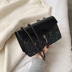 Sac bandoulière rétro à paillettes noires avec cuir verni brillant et fermoir rotatif