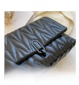 Gros plan sur le sac en cuir noir avec surpiqûres en V et fermoir métallique chic