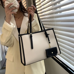 Détail du grand sac cabas beige avec bordures noires et mini pochette amovible