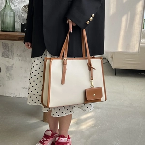 Détail du grand sac cabas avec surpiqûres contrastées et mini pochette amovible