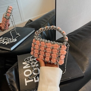 Handgefertigte Abendtasche mit rosa Kunstharz-Rosen, Perlen und Silberkette