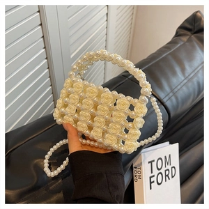 Elegante elfenbeinfarbene Perlenhandtasche mit 3D-Rosenblüten und langer Kette