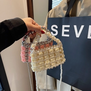 Mini-Abendtaschen aus Perlen mit 3D-Blumen in Cremeweiß und Hellrosa für Damen