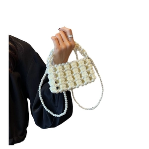 Elegante weiße Perlen-Handtasche mit 3D-Rosen und abnehmbarem Umhängekettenriemen