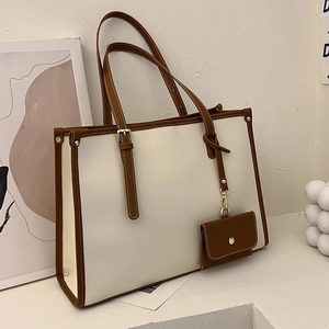 Grand sac cabas minimaliste blanc cassé avec bordure en cuir marron et porte-monnaie