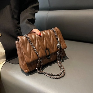 Sac bandoulière en cuir matelassé marron avec surpiqûres en V et chaîne en métal