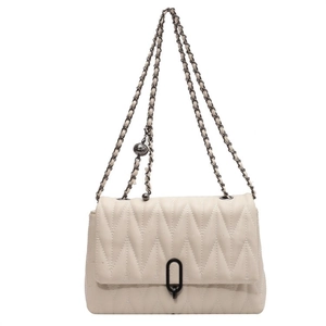 Sac à bandoulière matelassé crème avec chaîne noire et fermoir métallique en forme de U