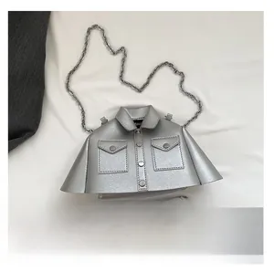 Sac argenté en forme de veste avec bandoulière chaîne et téléphone pour échelle de taille