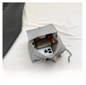 Capacité intérieure du mini sac à chaîne argenté avec smartphone et cosmétiques