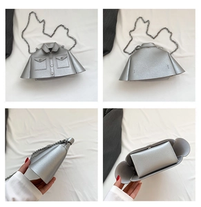 Détail du sac à bandoulière argenté en forme de veste avec chaîne en métal