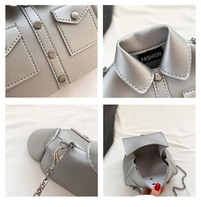 Vue détaillée du mini sac argenté style blouson moto avec rivets et bandoulière