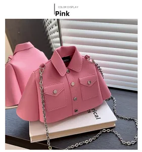 Vue détaillée du sac bandoulière rose en forme de chemise avec rivets et chaîne