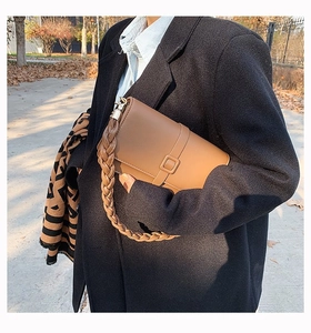 Sac à bandoulière en cuir marron caramel avec poignée tressée et boucles dorées chic