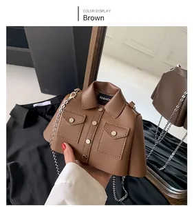 Détail macro du sac bandoulière marron en forme de veste avec chaîne argentée