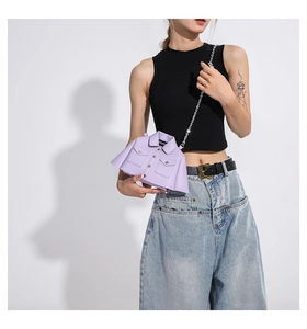Détail du sac bandoulière lavande en forme de veste avec chaîne et boutons métalliques