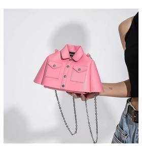 Vue détaillée d'un sac à main rose en forme de chemise avec boutons et bandoulière chaîne