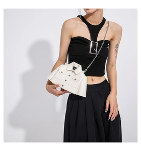 Détail du sac bandoulière créatif blanc cassé en forme de veste avec chaîne et rivets