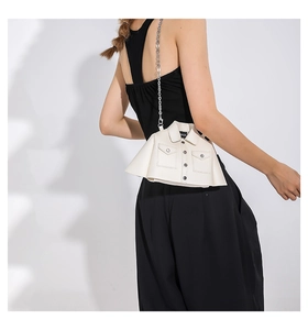 Détail du sac à bandoulière créatif blanc en forme de veste avec boutons et chaîne argent