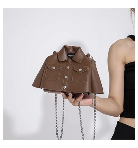 Détail du sac en forme de veste marron foncé avec clous métalliques et bandoulière