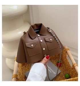 Détail de mini sac marron en forme de veste avec rivets et bandoulière en chaîne