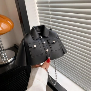 Sac à bandoulière noir créatif en forme de veste avec clous argentés et chaîne fine