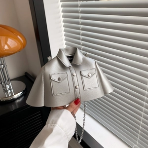 Sac à bandoulière argenté unique en forme de veste avec clous et chaîne élégante