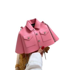 Sac bandoulière créatif en forme de veste rose avec chaîne et détails cloutés