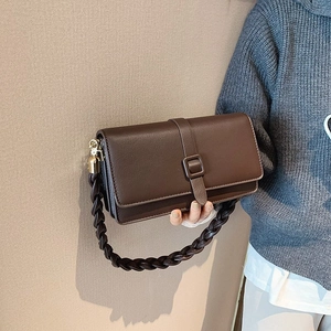 Sac bandoulière rétro en cuir marron foncé avec poignée tissée et boucle vintage