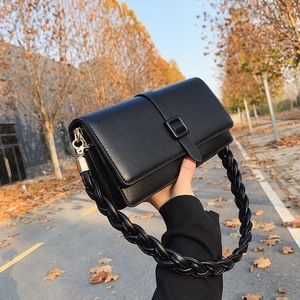 Sac à bandoulière noir tendance avec sangle tissée et détails dorés de style urbain