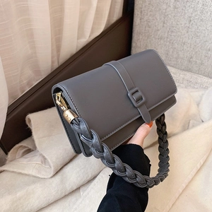 Sac à bandoulière en cuir mat gris foncé avec une large bandoulière tressée élégante