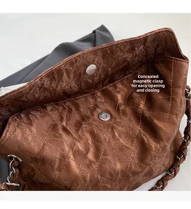 Dettaglio della borsa trapuntata marrone con struttura interna e chiusura magnetica