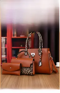 Vue détaillée du set de 3 sacs en cuir marron avec empiècements à motif léopard chic
